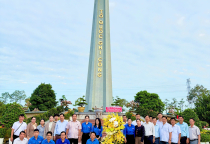 Công ty cổ phần Xây lắp - Cơ khí và Lương thực Thực phẩm viếng nghĩa trang liệt sĩ  và đến thăm tặng quà cho vợ liệt sĩ